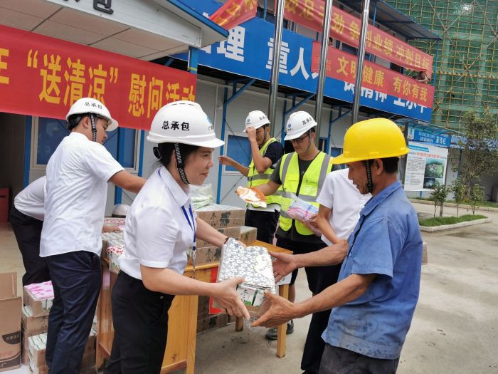 黃春玲給農民工送上清涼慰問(wèn)品。 王瑾貞 攝.jpg