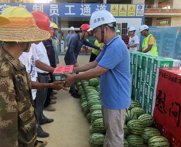 發(fā)放清涼物資。盧瑞陽(yáng) 攝.JPG