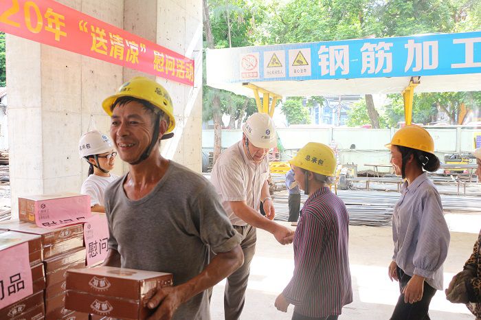 區工業(yè)設計院住宅項目送清涼。張釗林 攝.JPG