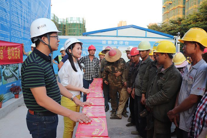 梁思赫慰問(wèn)農民工。 唐霞 攝.JPG